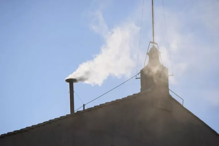 smoke-sistine-chapel