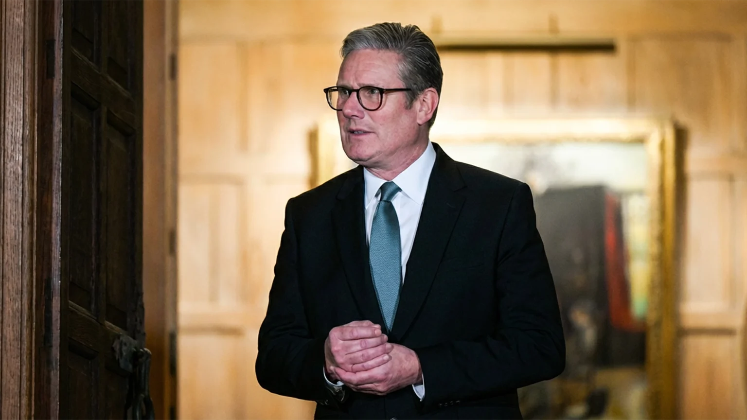 Britains-Prime-Minister-Keir-Starmer-waits-for-the-arrival-of-Frances-President-Emmanuel-Macron-at-the-Chequers-in-Aylesbury-England-on-January-9-2025-ahead-of-a-bilateral-meeting-1536x864