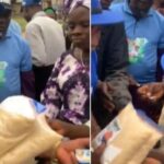 APC_woman_shares_rice_to_Osun_residents