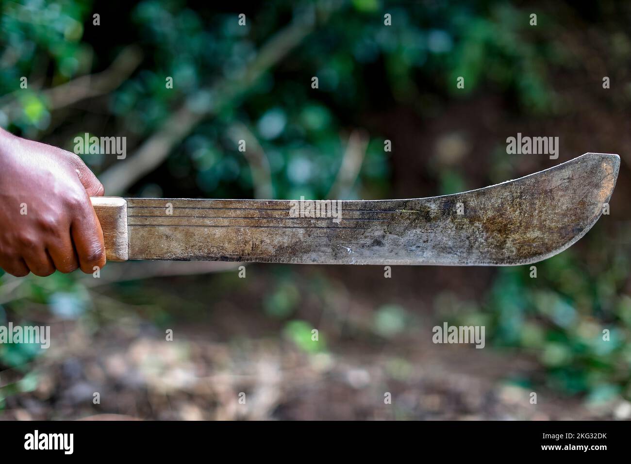man-holding-a-machete-in-western-rwanda-2KG32DK